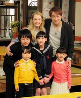 ２０１６年４月、アットホームな雰囲気で会見した（前列左より）寺田心、芦田愛菜、松田芹香、（後列左から）加藤清史郎、シャーロット・ケイト・フォックス、山本耕史