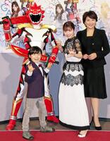 ２０１９年、特撮ヒーローをイメージしたポーズを決める（左から）寺田心、小芝風花と松下由樹