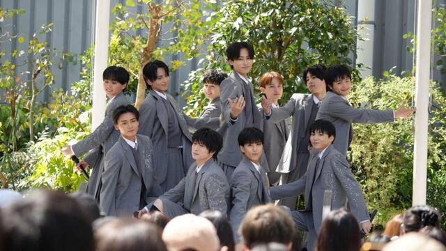 秋元康氏プロデュース男性グループ お披露目イベントでお見送り会も