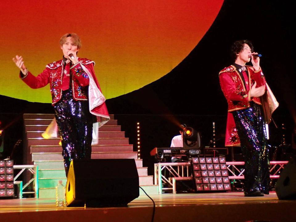 新曲「イル・テンポ・パッサ～時は過ぎゆく～」を情熱的に歌う風鈴の拓也（左）と翔司