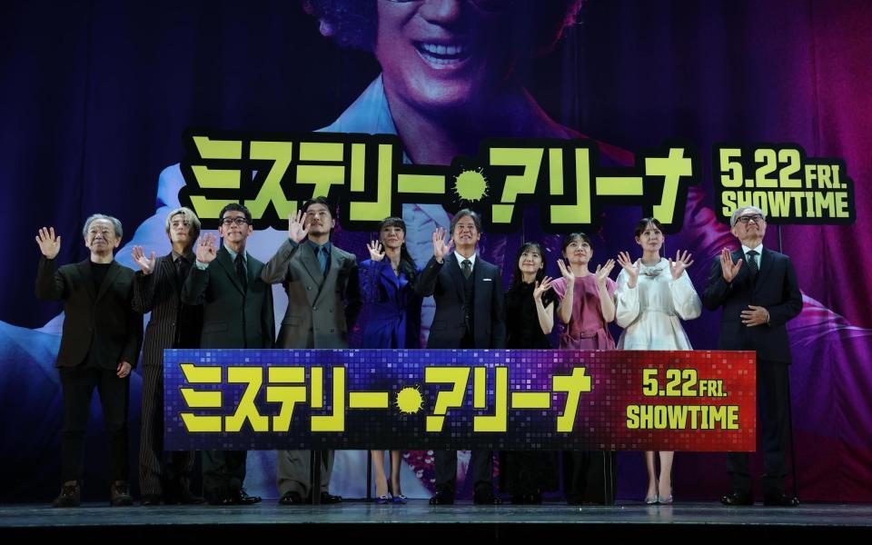 登場した（左から）原作の深水黎一郎氏、奥野壮、野間口徹、玉山鉄二、浅野ゆう子、唐沢寿明、芦田愛菜、三浦透子、トリンドル玲奈、堤幸彦監督（撮影・佐々木彰尚）