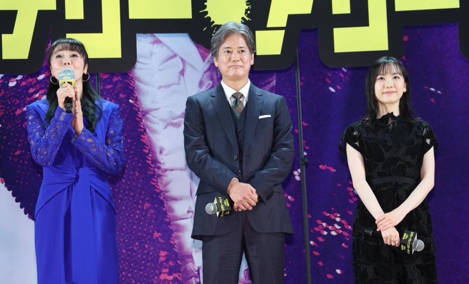 舞台あいさつに登場した（左から）浅野ゆう子、唐沢寿明、芦田愛菜（撮影・佐々木彰尚）