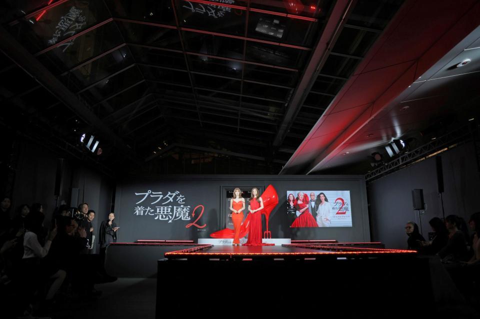 真っ赤なドレスで登壇したＴＷＩＣＥのＭＯＭＯ（左）とＳＡＮＡ（２３日）