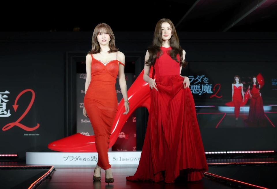 真っ赤なドレスでランウェイを歩くＴＷＩＣＥのＭＯＭＯ（左）とＳＡＮＡ（２３日）