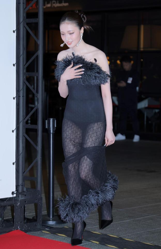 斬新なドレス姿で登場したせいら（２３日）