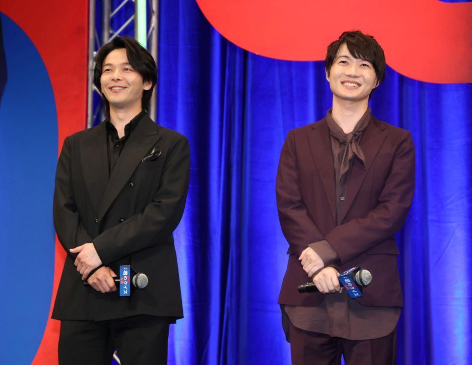 完成披露試写会に登壇した中村倫也（左）と神木隆之介＝イイノホール（２０日）