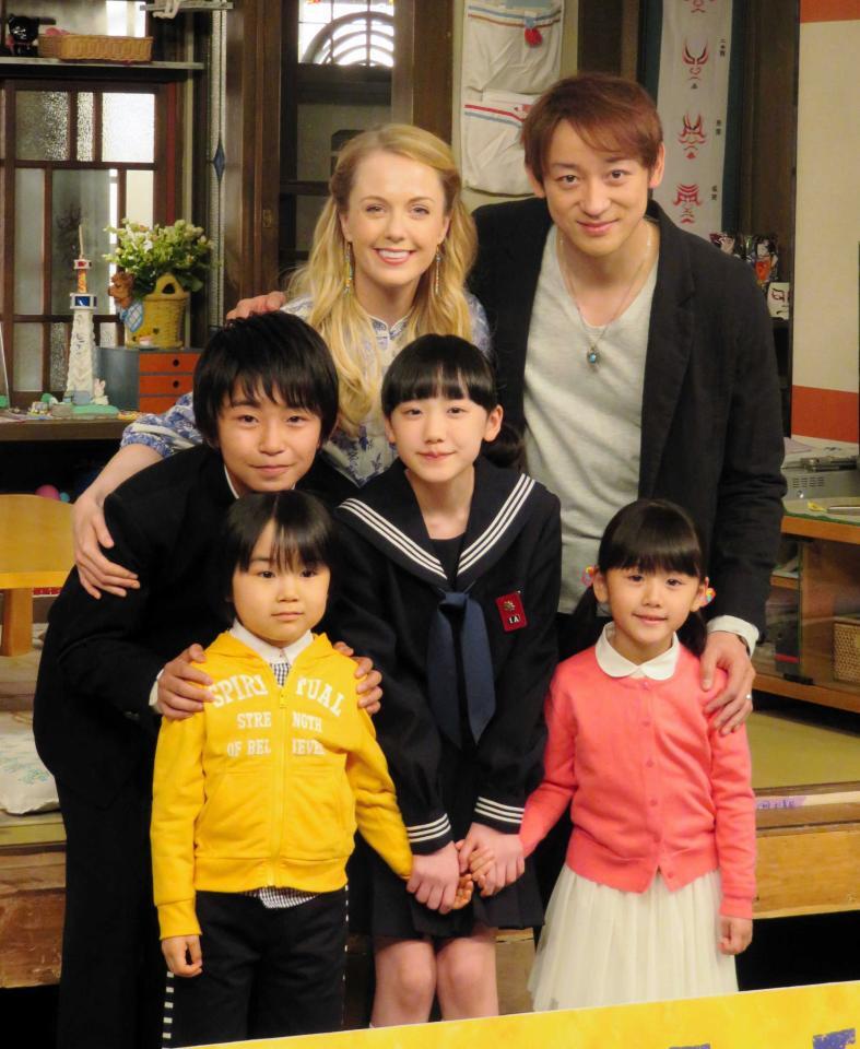 ２０１６年４月、アットホームな雰囲気で会見した（前列左より）寺田心、芦田愛菜、松田芹香、（後列左から）加藤清史郎、シャーロット・ケイト・フォックス、山本耕史