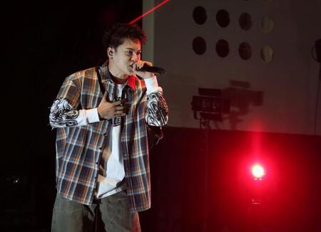 パフォーマンスするＲＹＯＫＩ　ＭＩＹＡＭＡ（撮影・石井剣太郎）