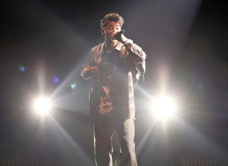 パフォーマンスするＲＹＯＫＩ　ＭＩＹＡＭＡ（撮影・石井剣太郎）