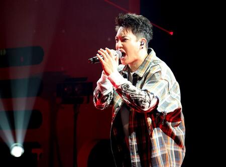 パフォーマンスするＲＹＯＫＩ　ＭＩＹＡＭＡ（撮影・石井剣太郎）