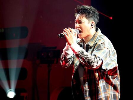 熱唱するＲＹＯＫＩ　ＭＩＹＡＭＡ（撮影・石井剣太郎）