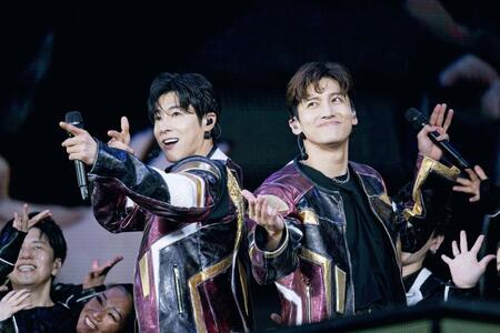 スタジアムを熱狂させる東方神起のユンホ（左）とチャンミン