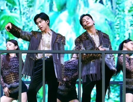 美しいパフォーマンスでファンを魅了する東方神起のユンホ（左）とチャンミン