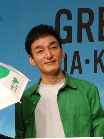 撮影に応じる草彅剛