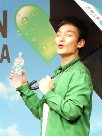 「ＧＲＥＥＮ　ＤＡ・ＫＡ・ＲＡ」を飲む草彅剛＝都内