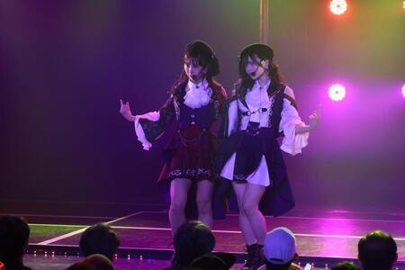 パフォーマンスするＳＫＥ４８の熊崎晴香（左）と坂本真凛©２０２６　ＳＫＥ，Ｉｎｃ．／ＡＭＣ