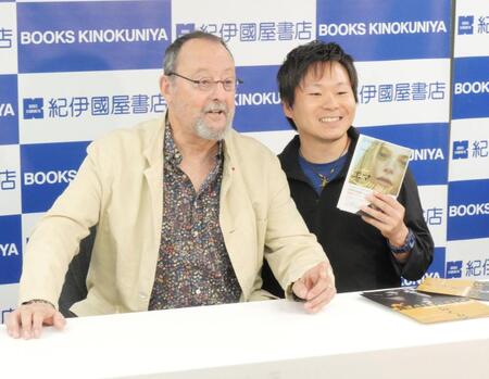 ファンと交流するジャン・レノ（左）