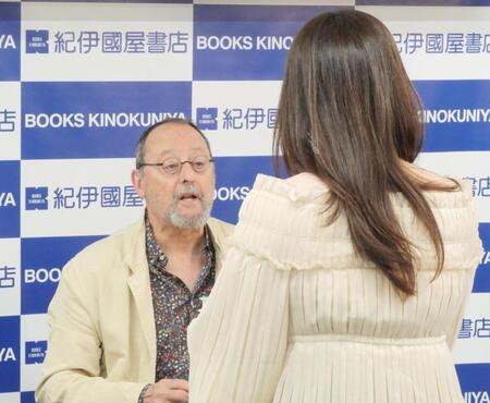 ファンと交流するジャン・レノ