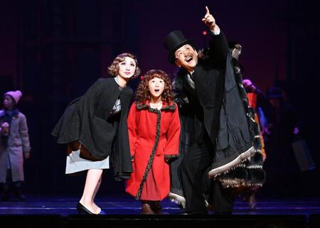 第一幕で共演する（左から）グレース役の愛原実花、アニー役の牧田花さん、ウォーバックス役の岡田浩暉＝東京・新国立劇場（撮影・開出牧）