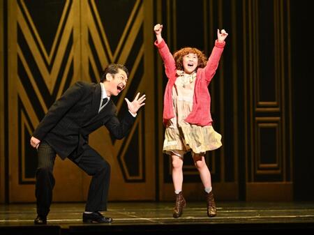 第一幕でウォーバックス役の岡田浩暉（左）と共演するアニー役の牧田花さん＝東京・新国立劇場（撮影・開出牧）