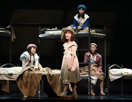 第一幕でアニー役を熱演する牧田花さん（中央）＝東京・新国立劇場（撮影・開出牧）
