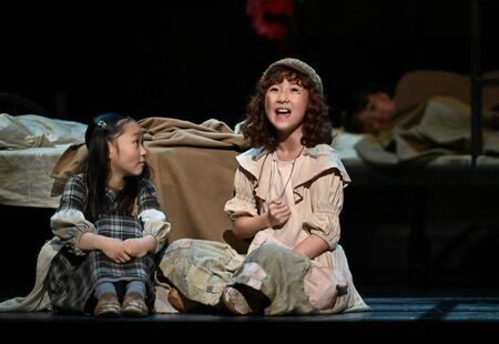 第一幕でアニー役を熱演する牧田花さん（右）＝東京・新国立劇場（撮影・開出牧）
