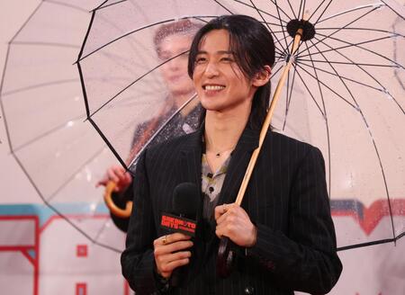 笑顔を見せるＳｎｏｗ　Ｍａｎの目黒蓮（撮影・石井剣太郎）