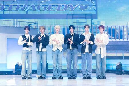 ミニアルバム「ＮＯ　ＴＲＡＧＥＤＹ」のメディアショーケースを行ったＴＷＳの（左から）ＨＡＮＪＩＮ、ＫＹＵＮＧＭＩＮ、ＳＨＩＮＹＵ、ＤＯＨＯＯＮ、ＹＯＵＮＧＪＡＥ、ＪＩＨＯＯＮ（Ｐ）＆（Ｃ）ＰＬＥＤＩＳ　Ｅｎｔｅｒｔａｉｎｍｅｎｔ