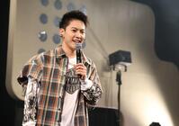 報道向けのパフォーマンスを終え、あいさつするＲＹＯＫＩ　ＭＩＹＡＭＡ＝ＤＵＯ　ＭＵＳＩＣ（撮影・石井剣太郎）