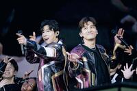 スタジアムを熱狂させる東方神起のユンホ（左）とチャンミン