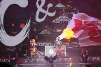 大阪公演を行うＣ＆ＫのＣＬＩＥＶＹ（左）とＫＥＥＮ