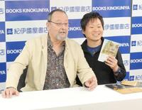 ファンと交流するジャン・レノ（左）