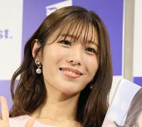 ポーズをとる白戸ゆめの＝ブックファースト新宿店（撮影・石井剣太郎）