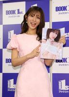 ポーズをとる白戸ゆめの＝ブックファースト新宿店（撮影・石井剣太郎）