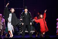 第一幕で共演する（左から）グレース役の愛原実花、ウォーバックス役の岡田浩暉、アニー役の牧田花さん＝東京・新国立劇場（撮影・開出牧）