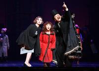 第一幕で共演する（左から）グレース役の愛原実花、アニー役の牧田花さん、ウォーバックス役の岡田浩暉＝東京・新国立劇場（撮影・開出牧）