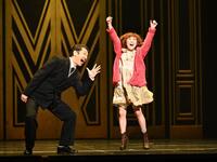 第一幕でウォーバックス役の岡田浩暉（左）と共演するアニー役の牧田花さん＝東京・新国立劇場（撮影・開出牧）