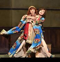 第一幕でハニガン役の須藤理彩（右）と共演するアニー役の牧田花さん＝東京・新国立劇場（撮影・開出牧）