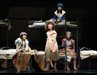 第一幕でアニー役を熱演する牧田花さん（中央）＝東京・新国立劇場（撮影・開出牧）