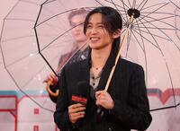 笑顔を見せるＳｎｏｗ　Ｍａｎの目黒蓮（撮影・石井剣太郎）