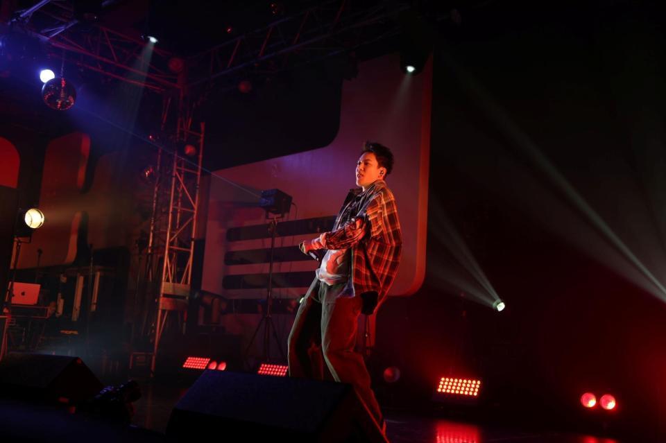 パフォーマンスするＲＹＯＫＩ　ＭＩＹＡＭＡ（撮影・石井剣太郎）