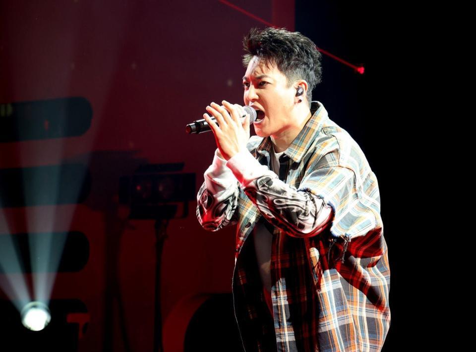 パフォーマンスするＲＹＯＫＩ　ＭＩＹＡＭＡ（撮影・石井剣太郎）