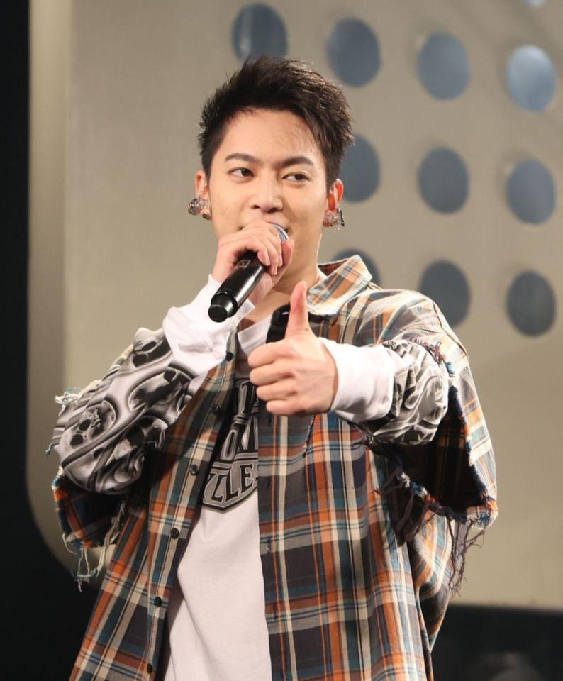 報道向けのパフォーマンスを終え、あいさつするＲＹＯＫＩ　ＭＩＹＡＭＡ（撮影・石井剣太郎）