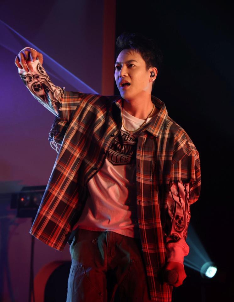 パフォーマンスするＲＹＯＫＩ　ＭＩＹＡＭＡ（撮影・石井剣太郎）