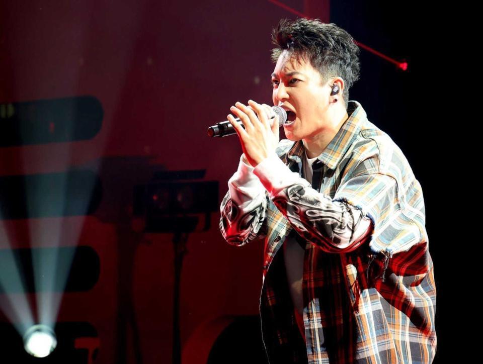 熱唱するＲＹＯＫＩ　ＭＩＹＡＭＡ（撮影・石井剣太郎）
