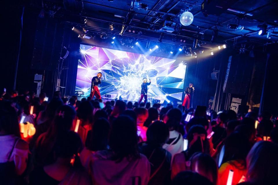 初のワンマンライブを行ったとぅるりぷの（左から）はりま、ものくろ、つきしろやしろ。＝池袋・ｈａｒｅｖｕｔａｉ