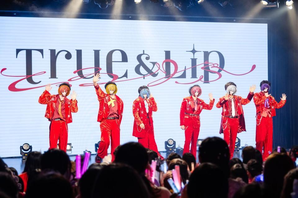 初のワンマンライブを行ったとぅるりぷの（左から）はりま、まひろまる。、そあら、パルオ、ものくろ、つきしろやしろ。＝池袋・ｈａｒｅｖｕｔａｉ