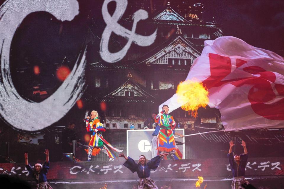 大阪公演を行うＣ＆ＫのＣＬＩＥＶＹ（左）とＫＥＥＮ