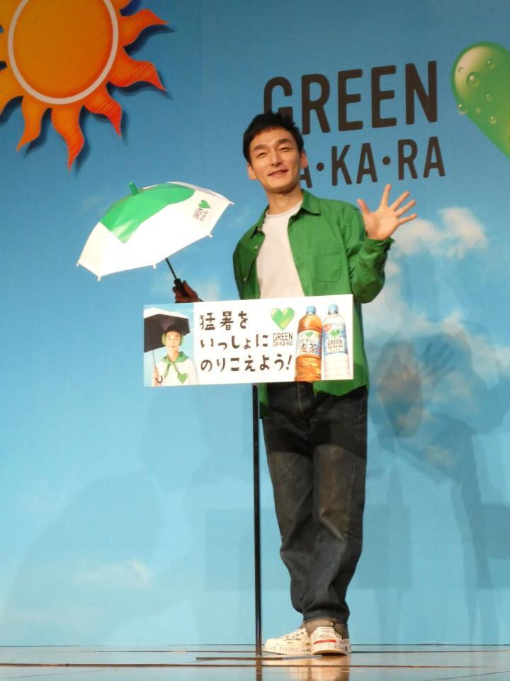 撮影に応じる草彅剛