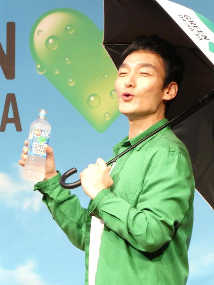 「ＧＲＥＥＮ　ＤＡ・ＫＡ・ＲＡ」を飲む草彅剛＝都内